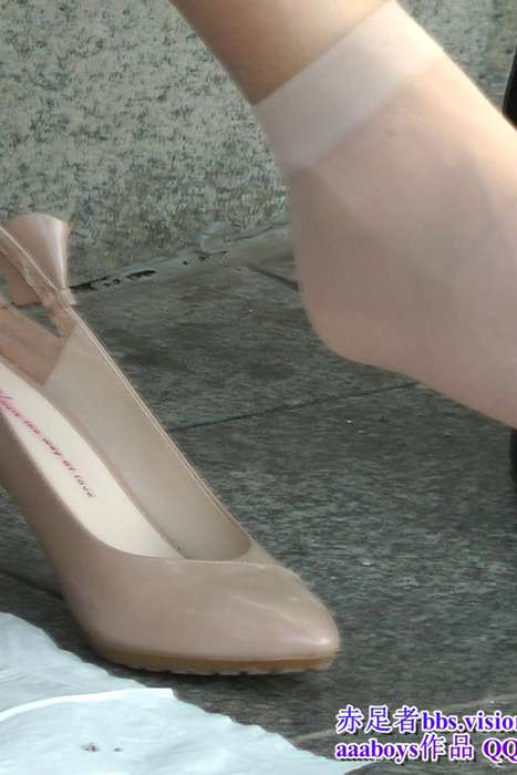 [赤足者高清视频]ID0061 少妇脚丫出来透透气 TATA高跟鞋